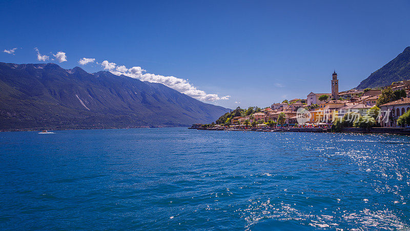 意大利 Limone Sul Garda 附近的加尔达湖和特伦蒂诺阿尔卑斯山